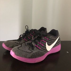 Nike women’s tennis shoes